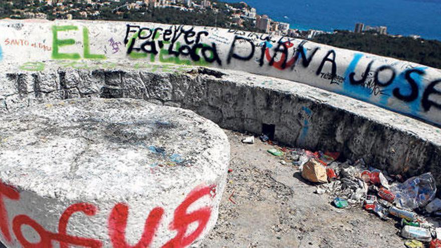 El primer mirador que hay junto a la carretera de la montaña.