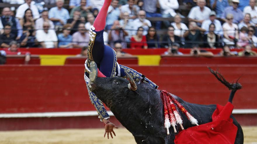 Ángel Tellez sale a hombros y Colombo sufre una grave cogida en València