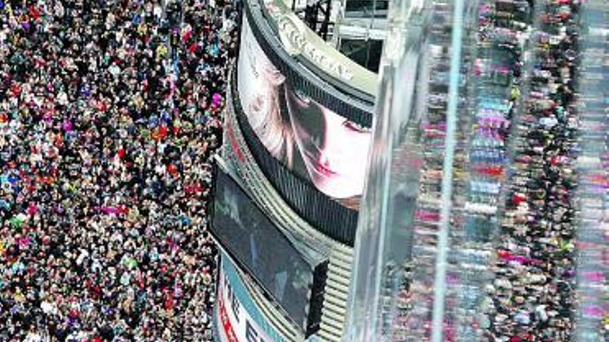 Miles de personas, en Times Square, ayer.