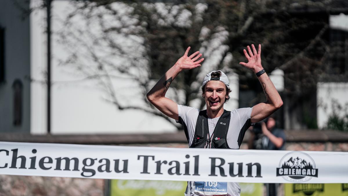 Bart Przedwojewski cruza la línea de meta en la Chiemgau Trail Run