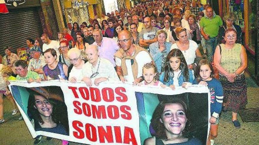 Vecinos de Sonia Iglesias, ayer, durante la movilización. / r. v.