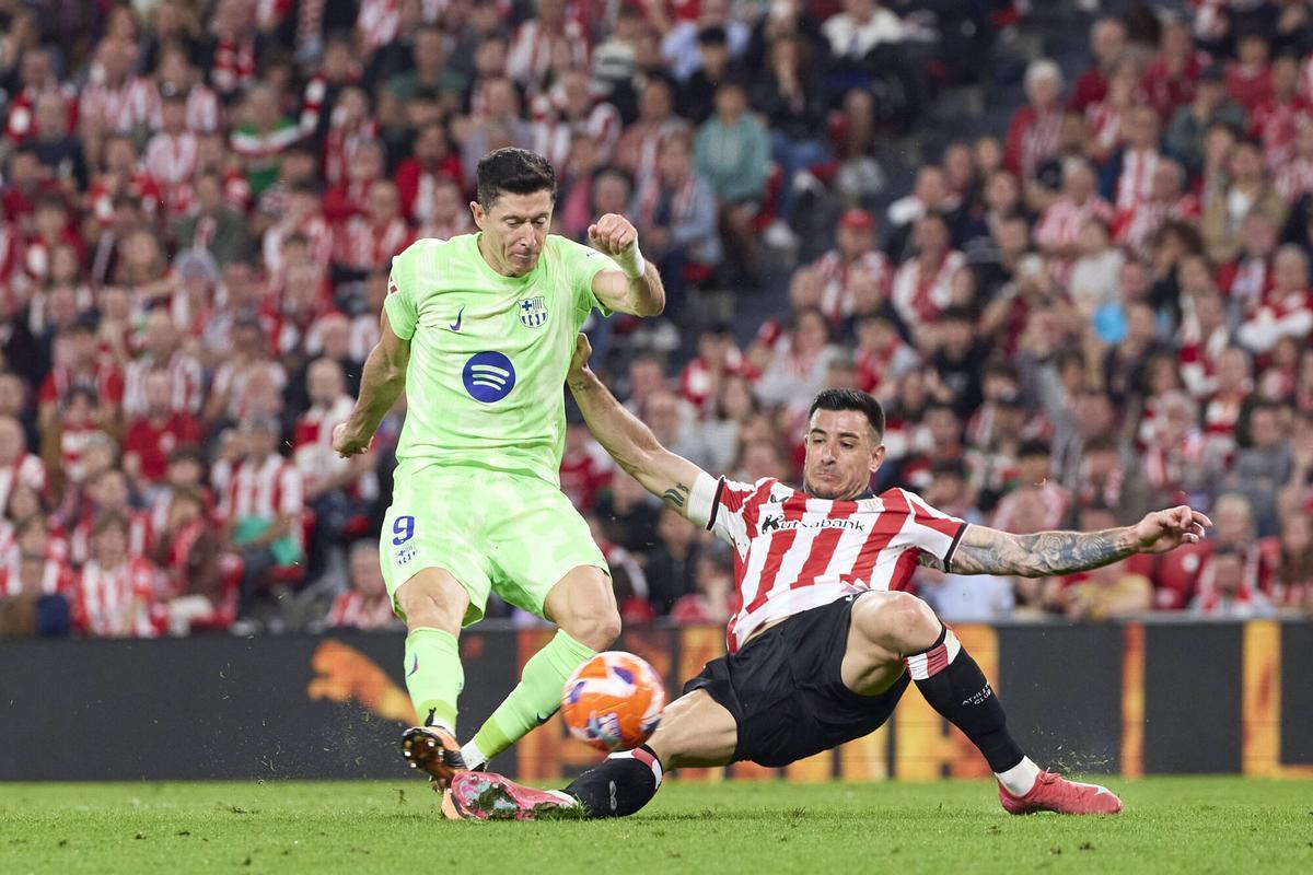 Lewandowski contra el Athletic Club en San Mamés
