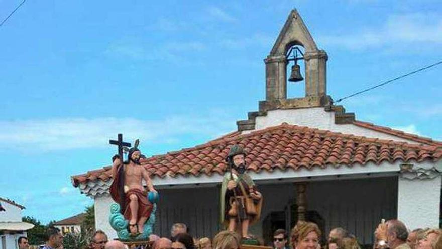 Procesión con las imágenes de San Miguel y San Salvador, en las fiestas patronales de Valdredo.