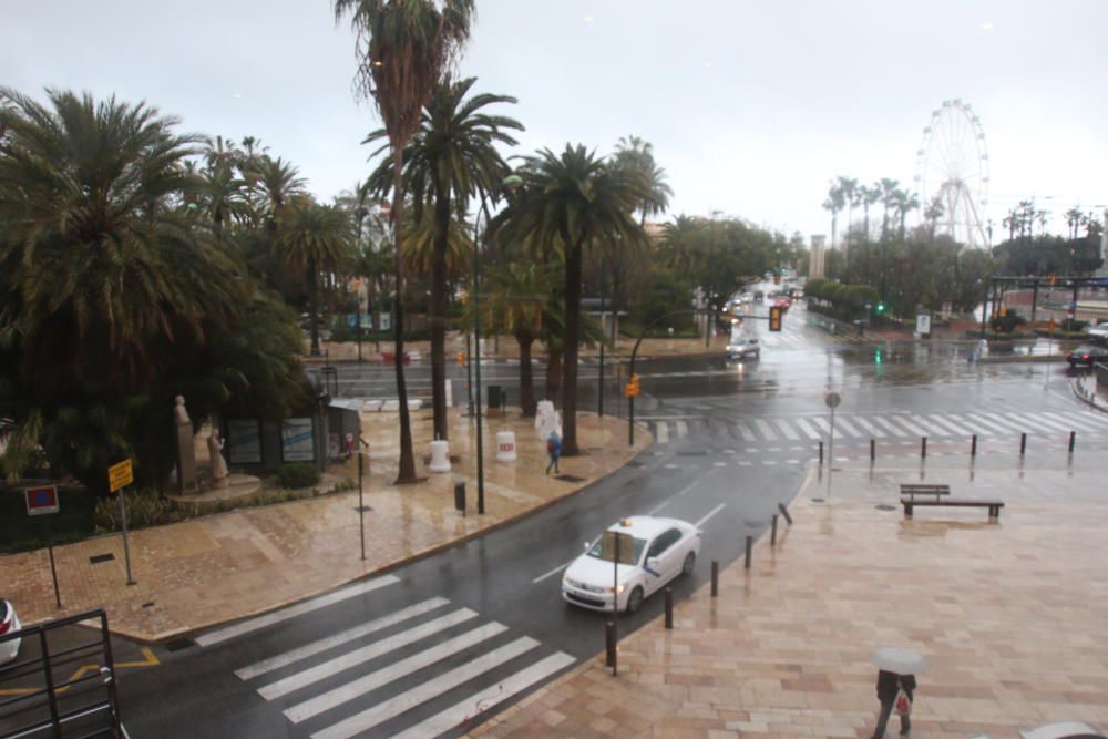 La borrasca Emma se sigue dejando sentir en Málaga durante la jornada del viernes. La alerta por fuertes precipitaciones sigue activa hasta las seis de la tarde.