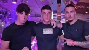 Carlo Costanzia junto a sus hermanos