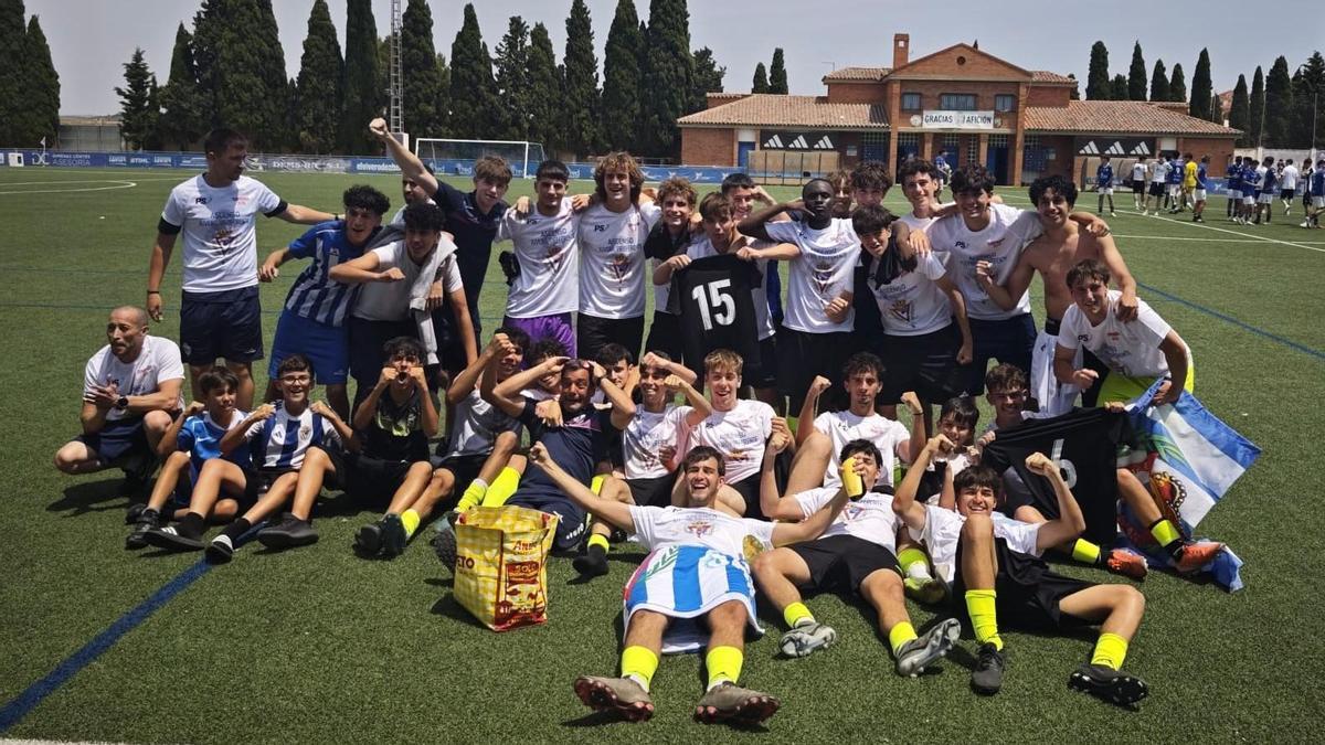 Los jugadores del Escalerillas de Primera Juvenil, celebrando el ascenso a Juvenil Preferente.