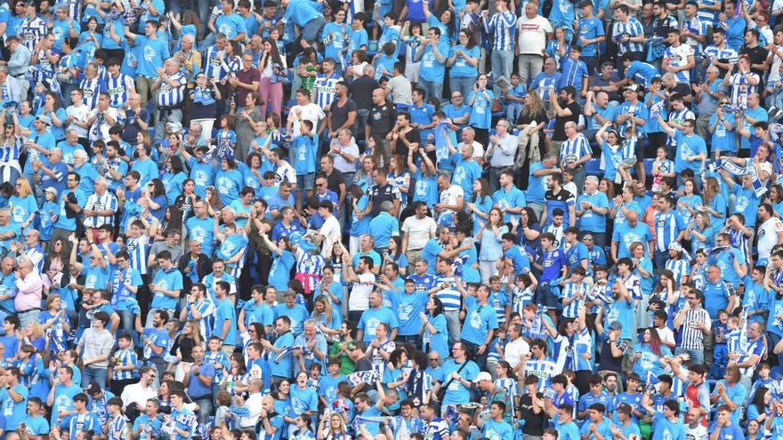 Aficionados del Deportivo, el pasado domingo en Riazor. |  // VÍCTOR ECHAVE