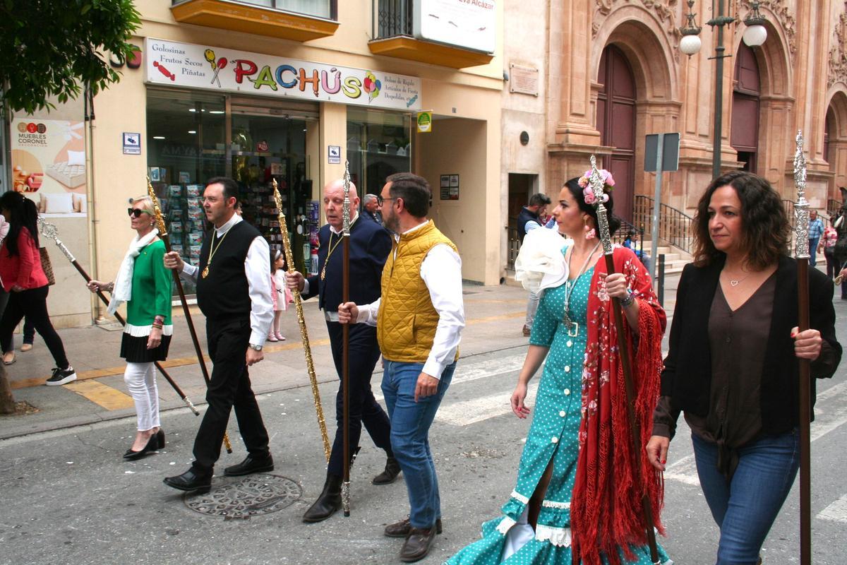 María del Carmen Menduiña, Juan José Torroglosa, Domingo José Carrasco, Diego José Mateos, Mari Cruz Martínez e Isabel Casalduero, escoltaban al Simpecado en su carreta.