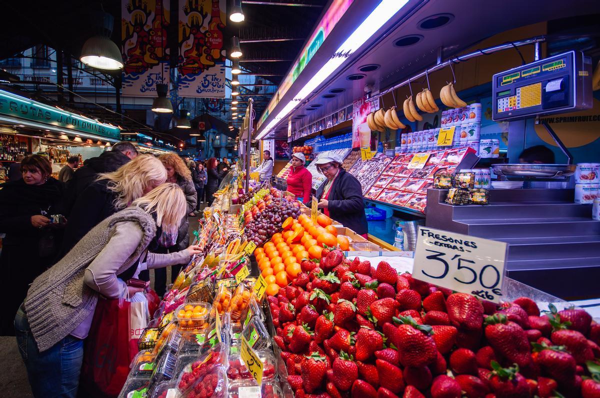 El amplio abanico de colores que poseen los puestos del mercado son un deleite para la vista