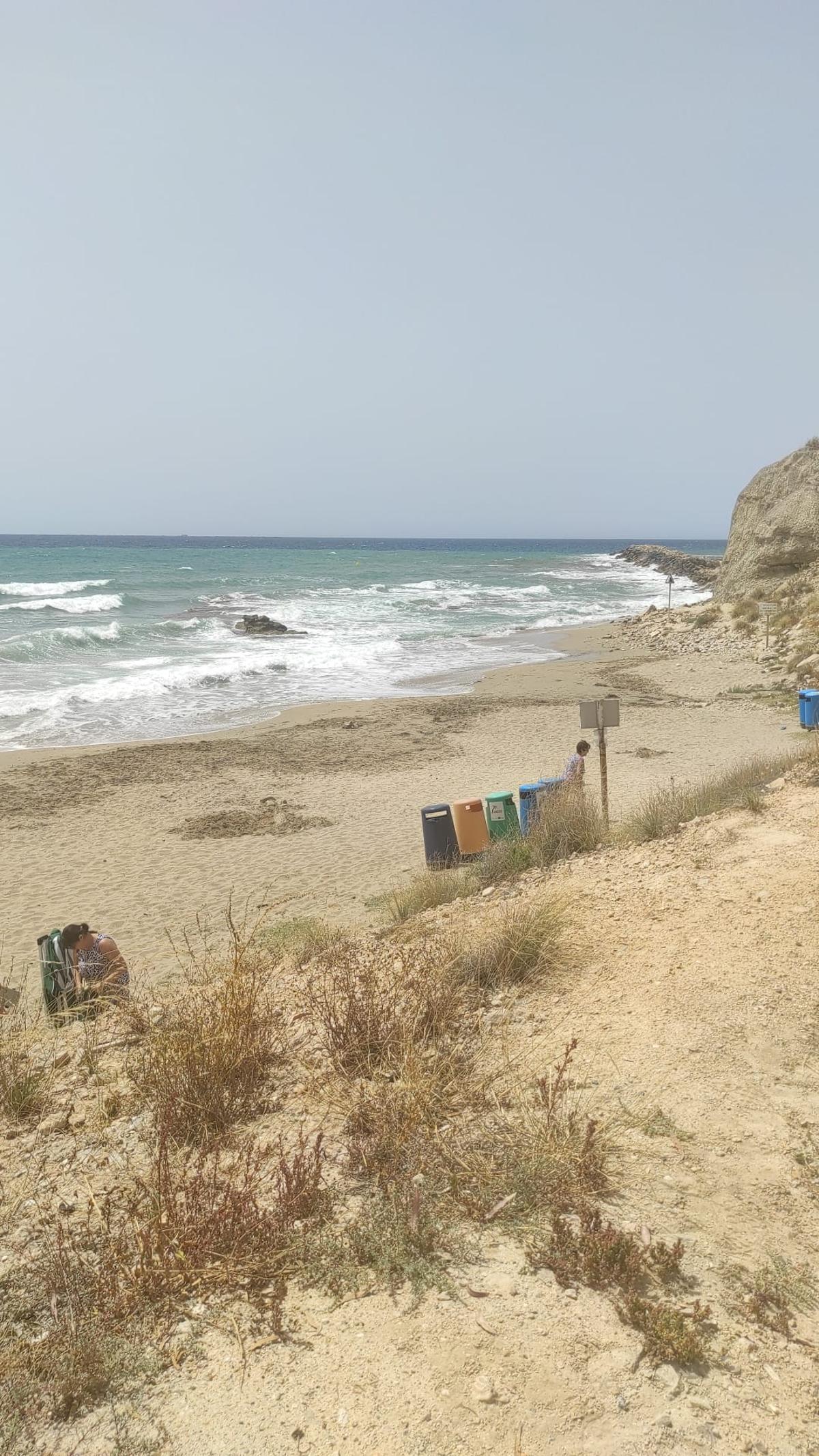 La playa de Lanuza una vez desalojada