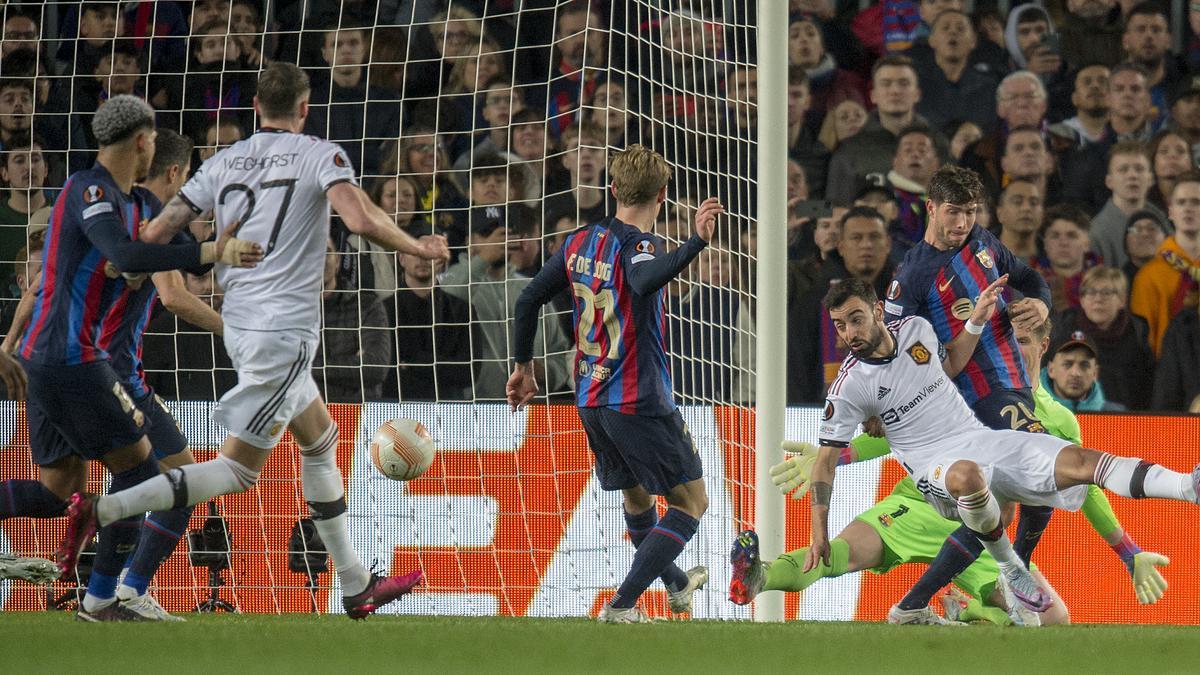 La desafortunada jugada del gol en propia puerta de Kounde en el segundo gol rival durante el partido de ida de los 1/8 de final de la Europa League