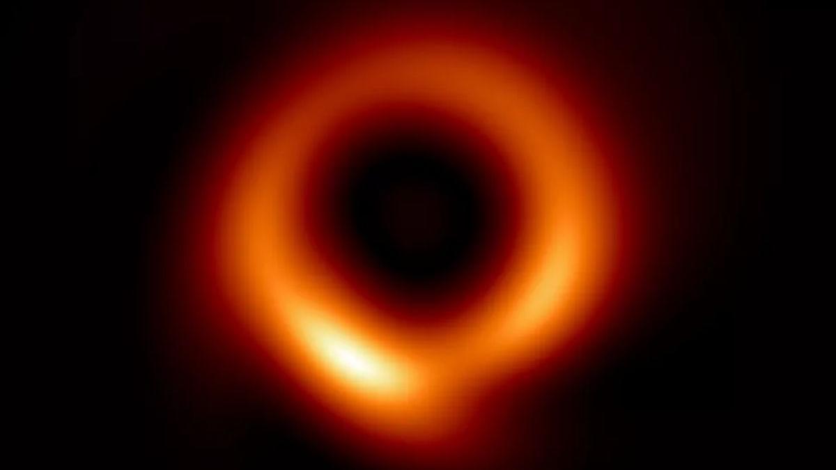 Una imagen nítida del agujero negro M87*, ahora capturada con la máxima resolución del Event Horizon Telescope, gracias al aporte de la IA.