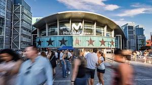 Archivo- Personas pasando delante de la entrada principal del Movistar Arena, en la plaza Felipe II.