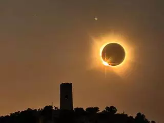 El eclipse total dibuja la postal del siglo sobre el cielo valenciano