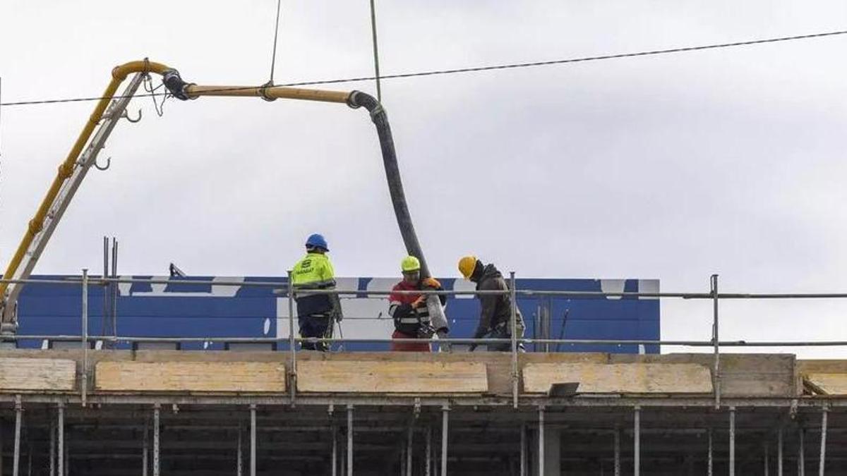 Trabajadores de la construcción en una obra en Santiago