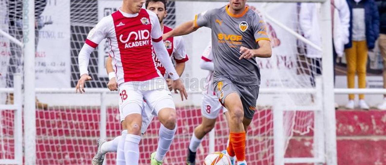 Un lance del partido entre Benigànim y Valencia Mestalla. | VALENCIA CF