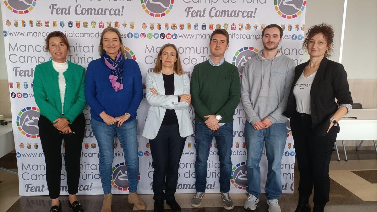 La presidenta de la Mancomunitat del Camp de Túria, Amparo Navarro, junto a la alcaldesa de Loriguilla, Montse Cervera, y los responsables de Mobintelligent