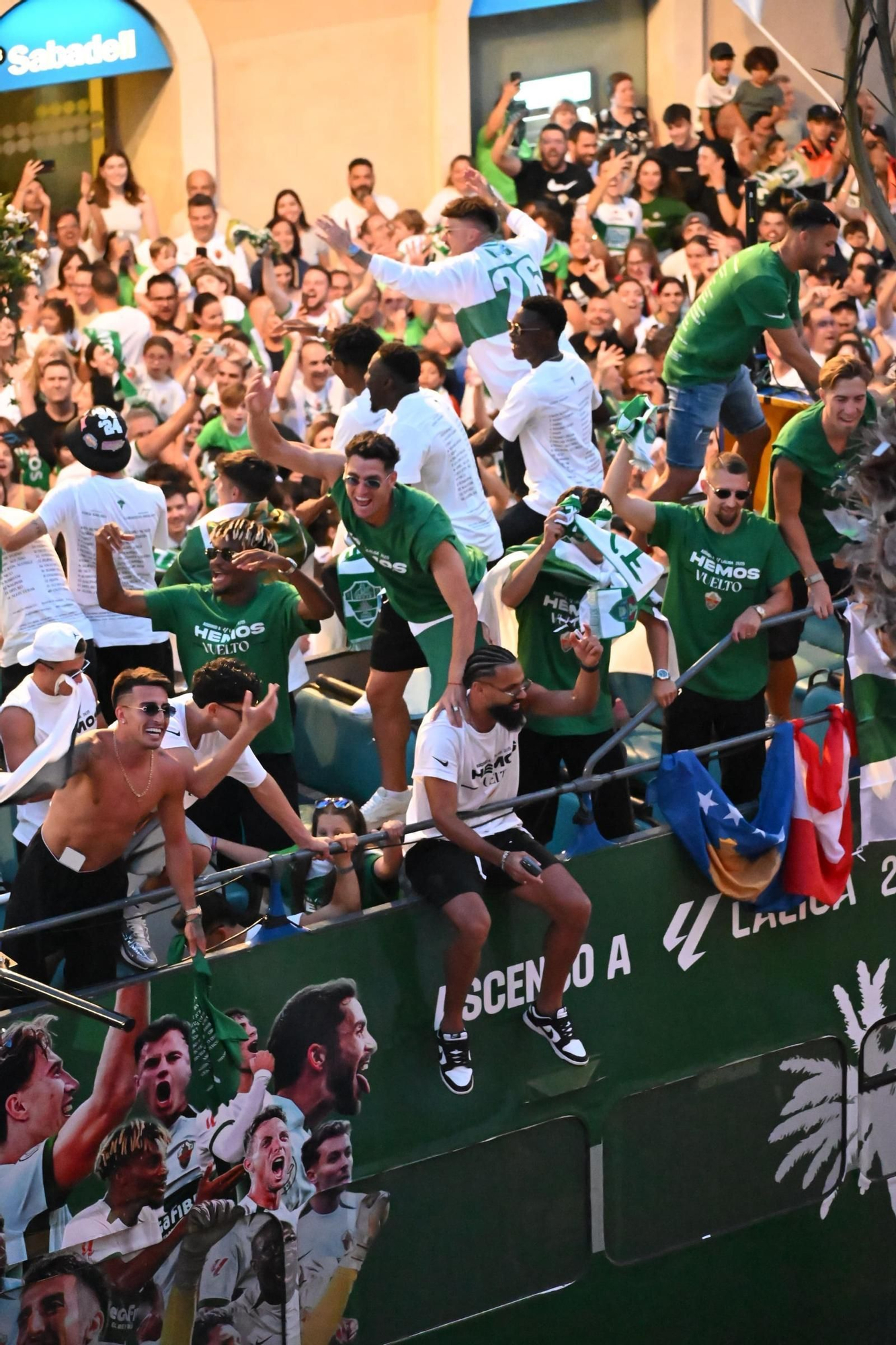 El Elche CF celebra el ascenso a Primera con una rúa en autobús hasta la Plaça de Baix