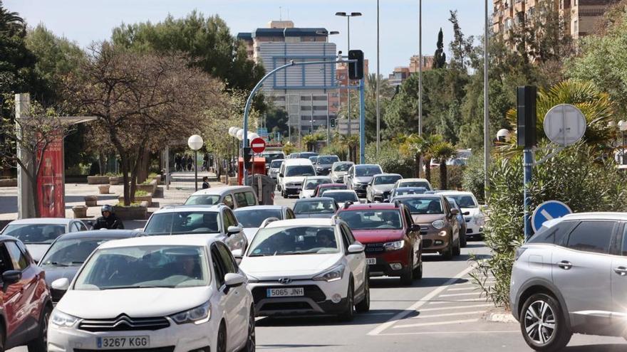 El triatlón colapsa las calles de Alicante, en imágenes