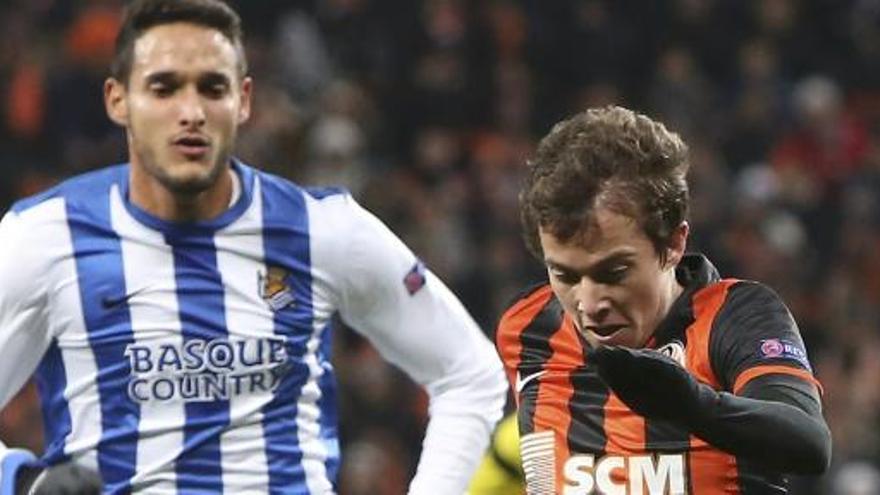 Cadamuro persigue al jugador del Shakhtar Donetsk&#039;s Bernard.