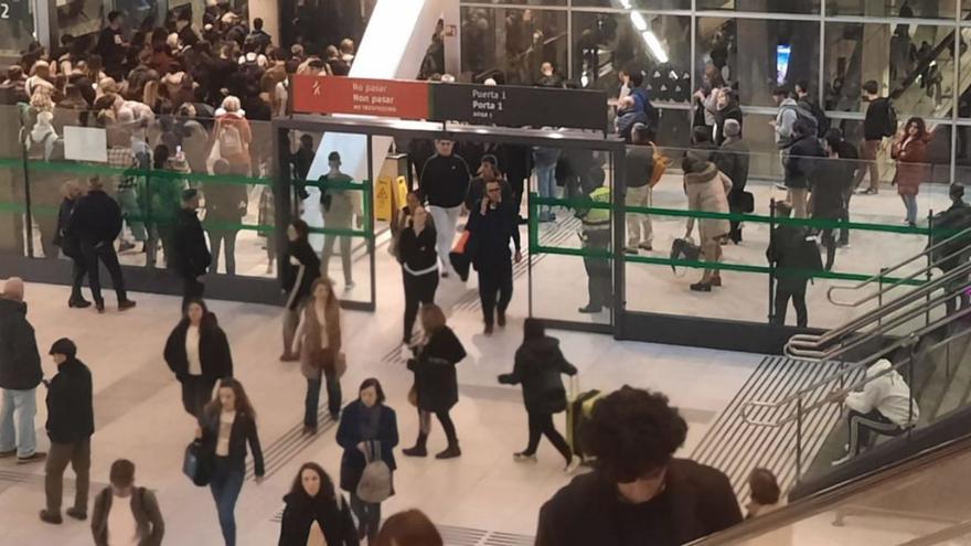 Trasiego de viajeros en la
estación de Urzáiz.   | // V. C.