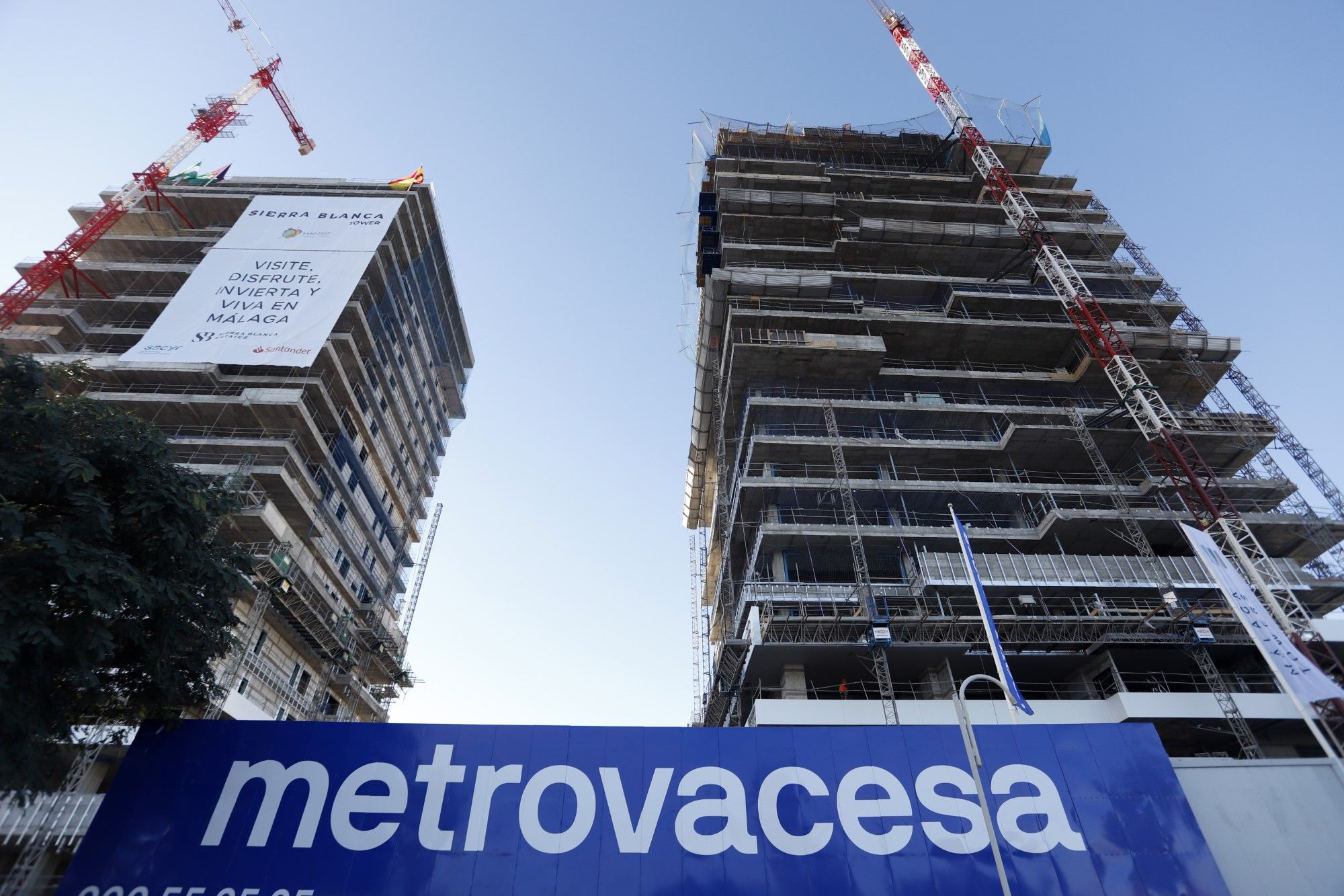 Sierra Blanca Estates celebra la puesta de la bandera en el edificio central de las 'Málaga Towers'