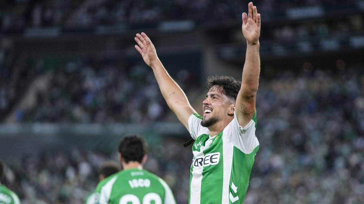 Pablo Fornals celebra su gol en el Betis-Elche de LaLiga EA Sports en La Cartuja