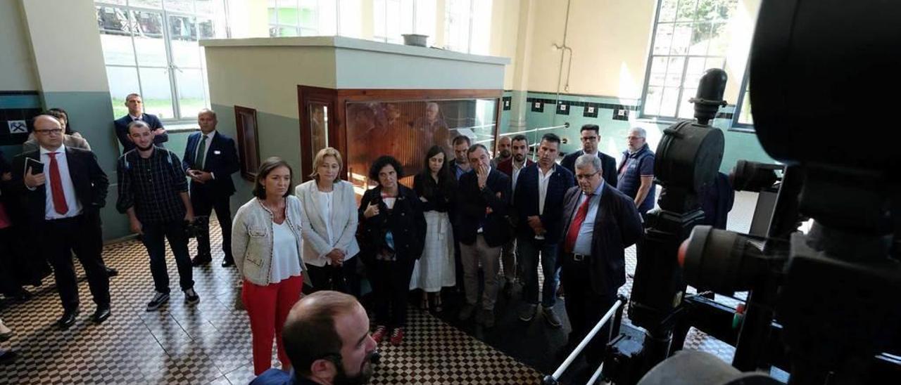 La ministra de Industria, Comercio y Turismo, Reyes Maroto, atiende a las explicaciones del guía del Ecomuseo Minero en la sala de máquinas del pozo San Luis en la visita que realizó en septiembre.