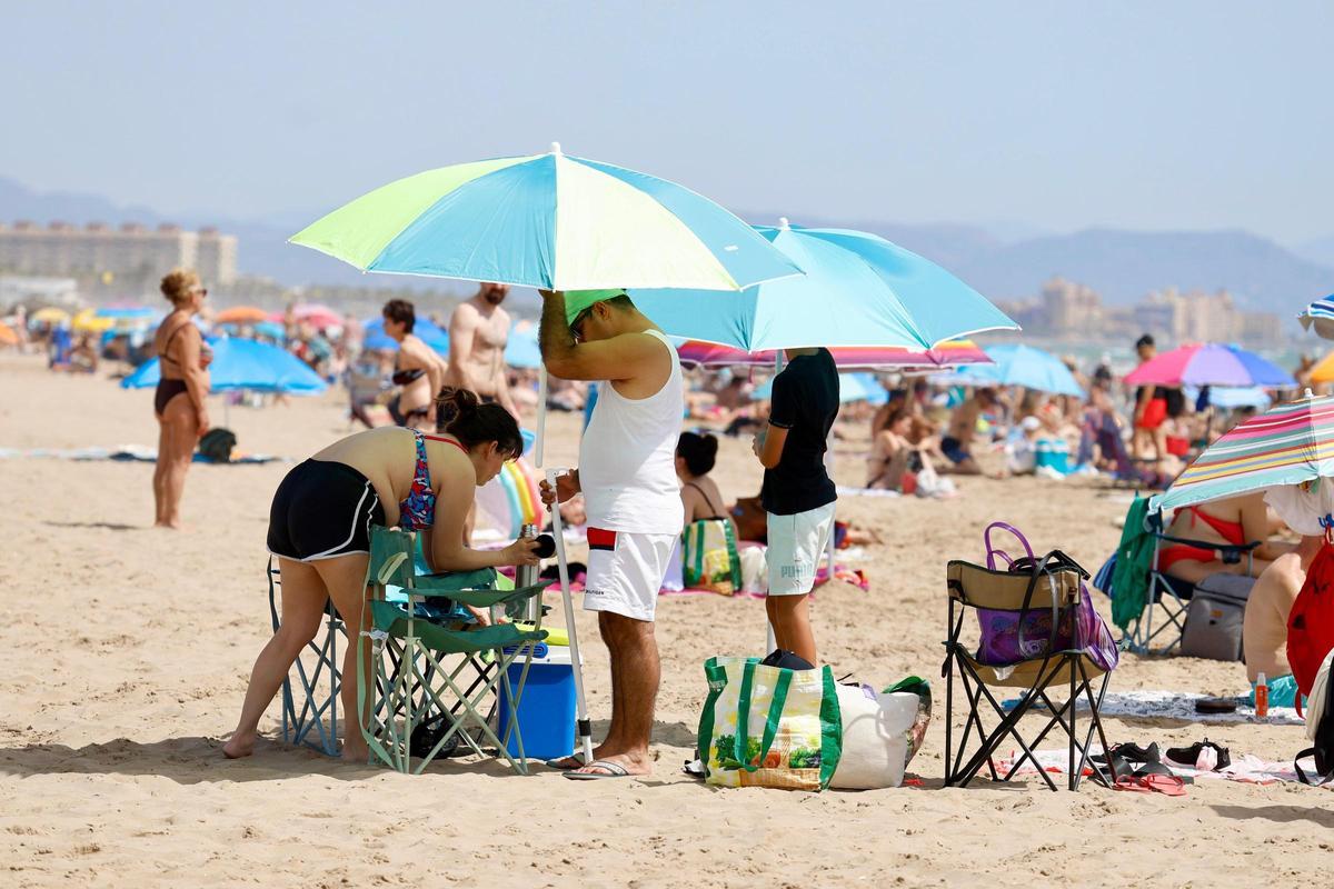 Las playas de València se llenan ante las altas temperaturas
