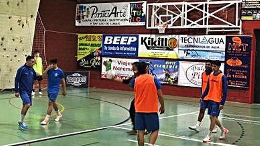 Los jugadores del Desguaces Casquero, en pleno entrenamiento.