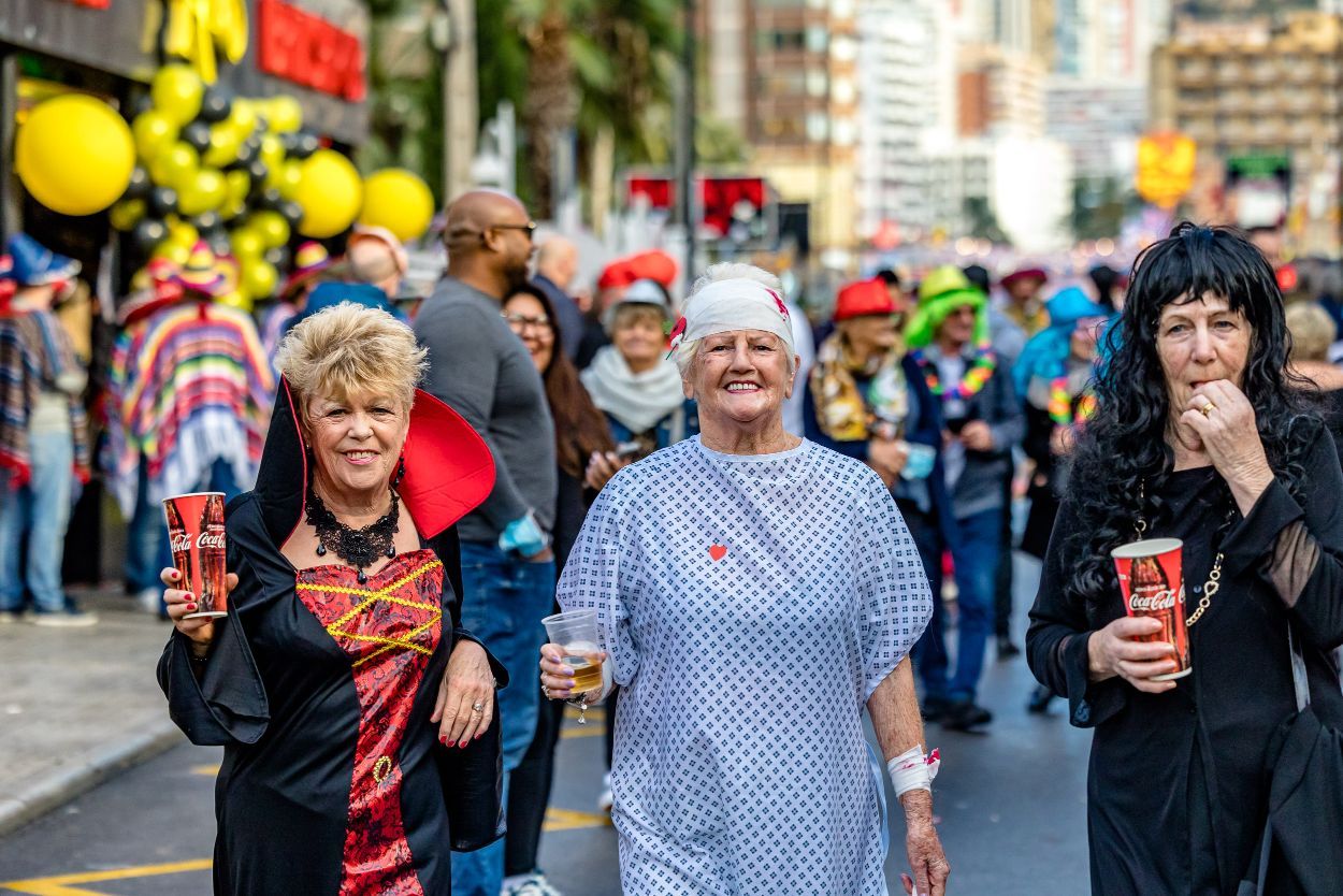 Los británicos desafían a la lluvia y celebran su "Fancy Dress Party" en Benidorm