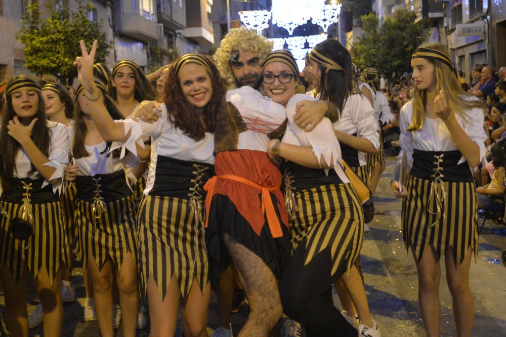 El popular desfile de la Gran Charanga en Elche reúne a más de 4.500 participantes