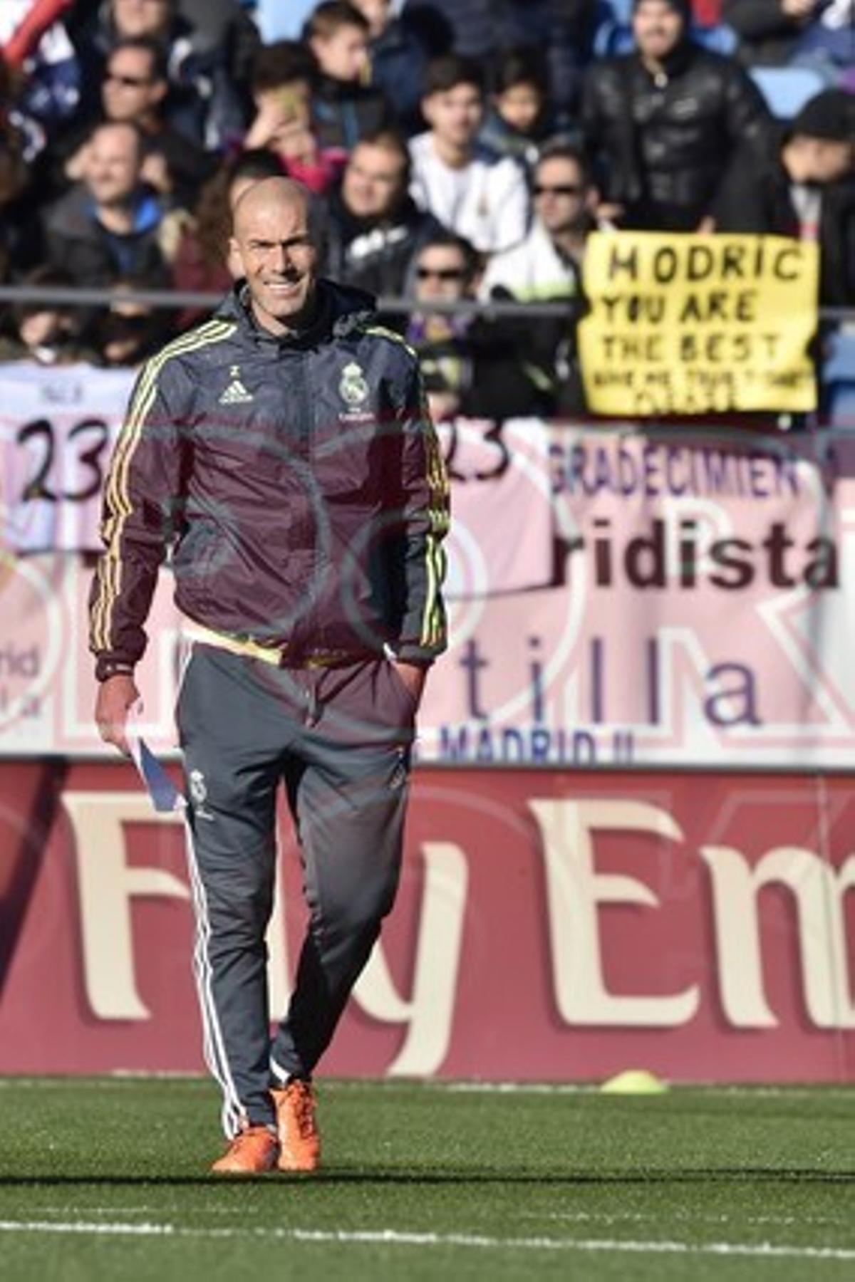 Zidane dirige su primer entrenamiento como sustituto de Benítez Zidane dirige su primer entrenamiento como sustituto de Benítez