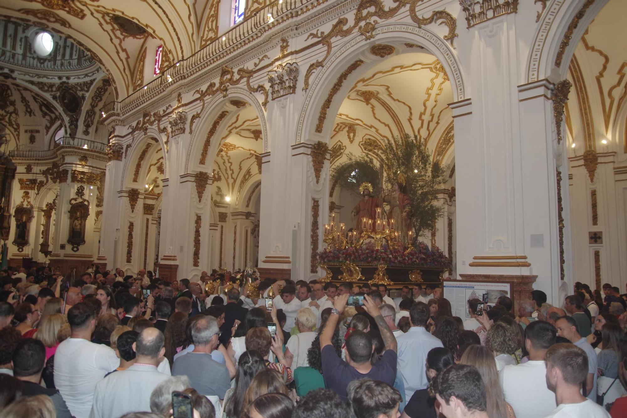 Procesión de los patronos de Málaga en el interior de la iglesia