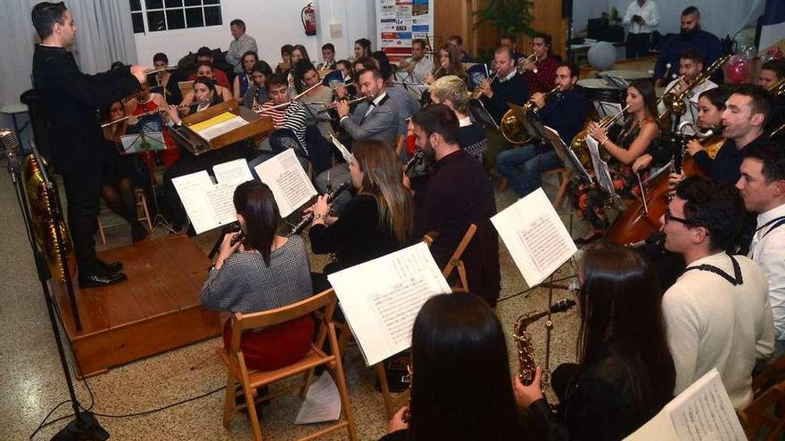 Concierto de la Banda de Música Xuvenil de Barro ofrecido ayer. // Rafa Vázquez