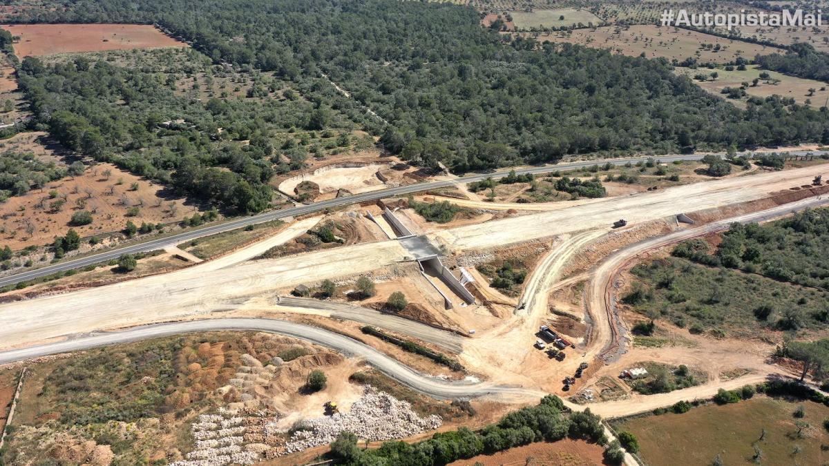 En la parte baja de la fotografía se aprecia cómo las obras afectan de lleno al antiguo trazado ferroviario.