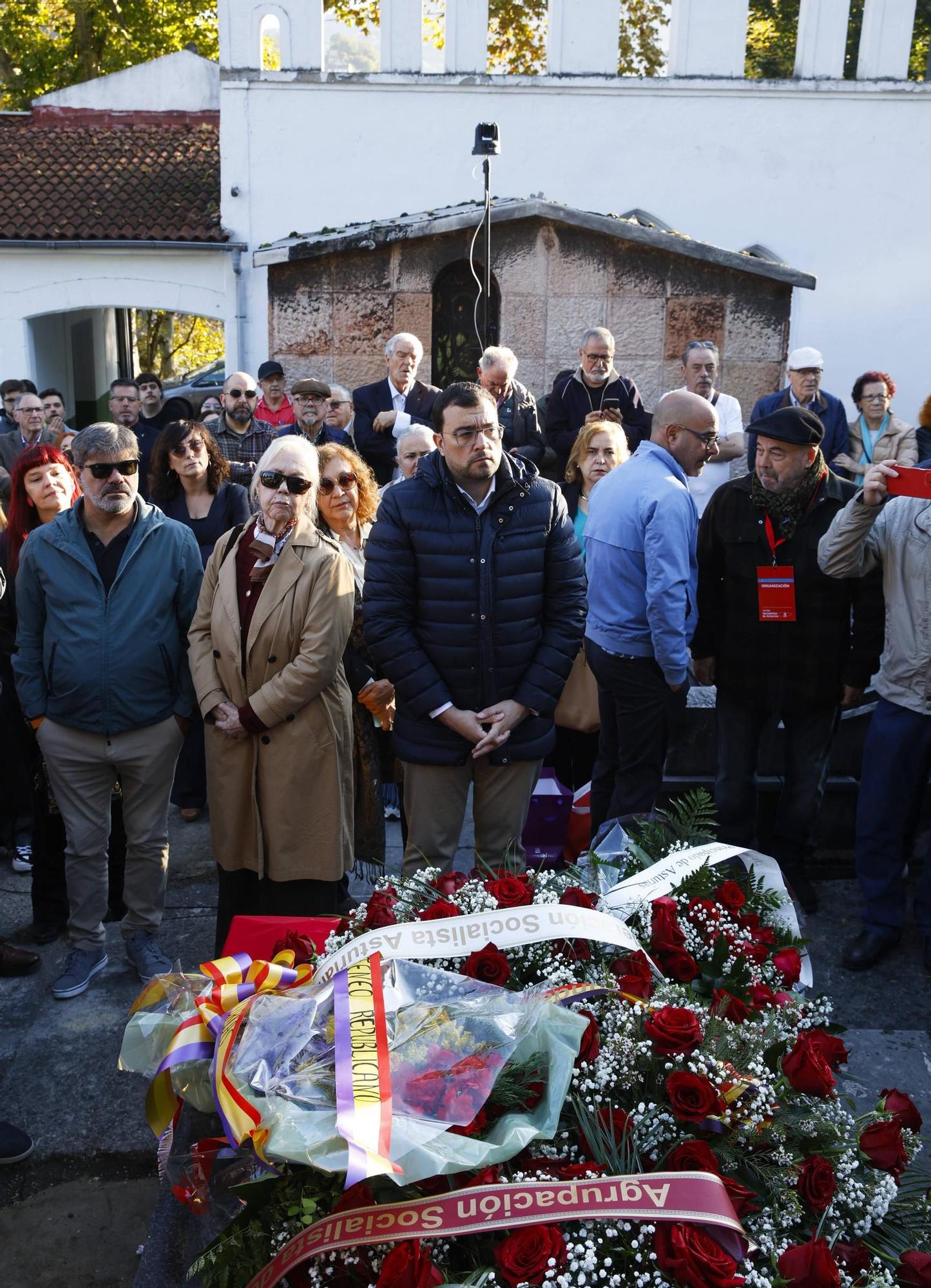 EN IMÁGENES: La inhumación de los restos de José Barreiro en Langreo