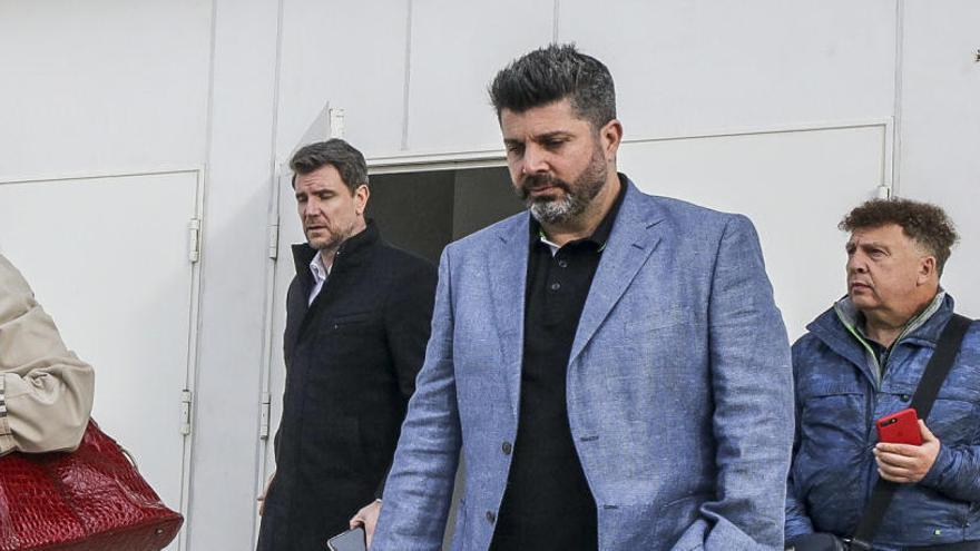 Christian Bragarnik sale del Martínez Valero junto a Ricardo Pini y Omar.