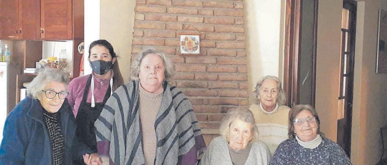 Las residentes en la casa de acogida gestionada por la Sociedad Islas Canarias de Uruguay.