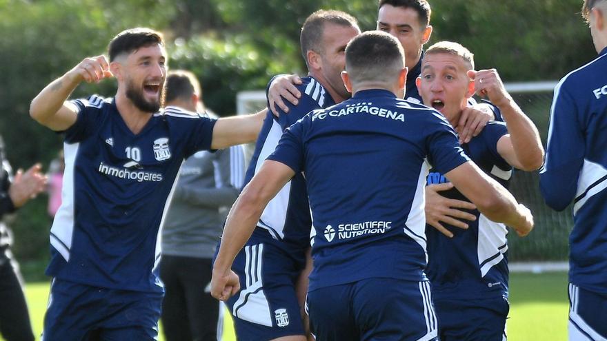 Buen ambiente
en el entrenamiento
del FC Cartagena. prensa fc cartagena