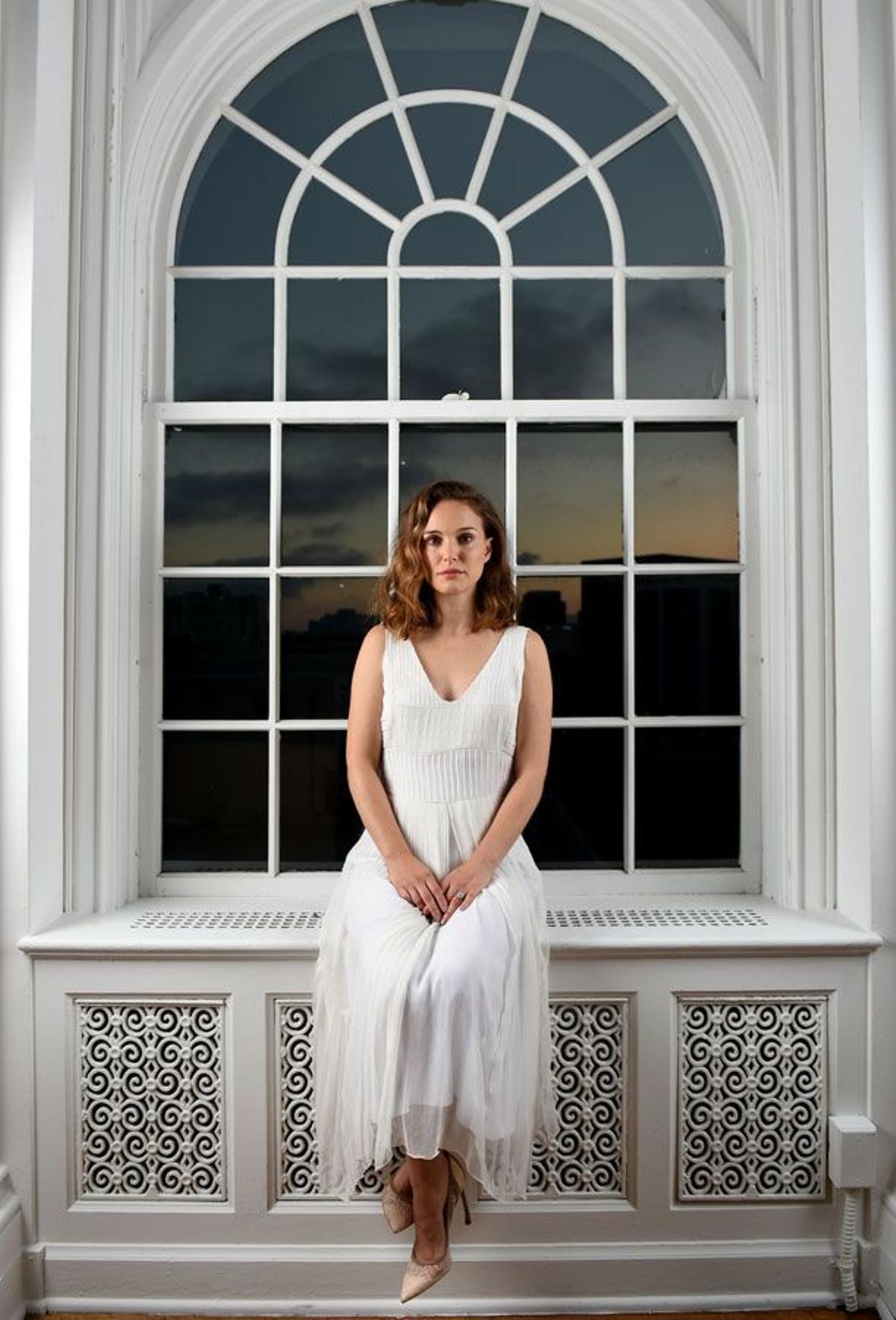 Natalie Portman espectacular con vestido blanco vaporoso