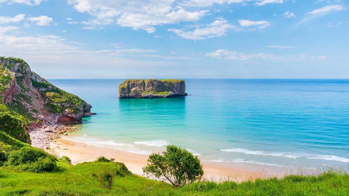 Andrín no es una playa más. Desde el momento en que uno se asoma al mirador de la Boriza, el alma se detiene.