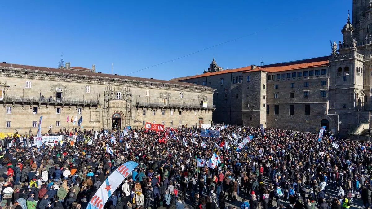 Una marcha multitudinaria recorre las calles de Santiago contra el proyecto de Altri en Palas de Rei
