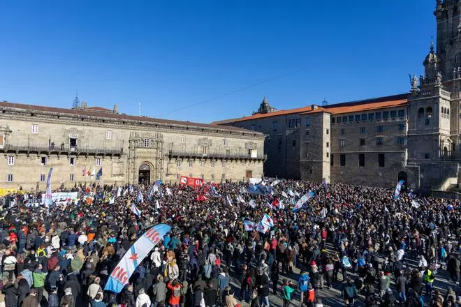 Miles de personas claman en Santiago contra el proyecto de Altri