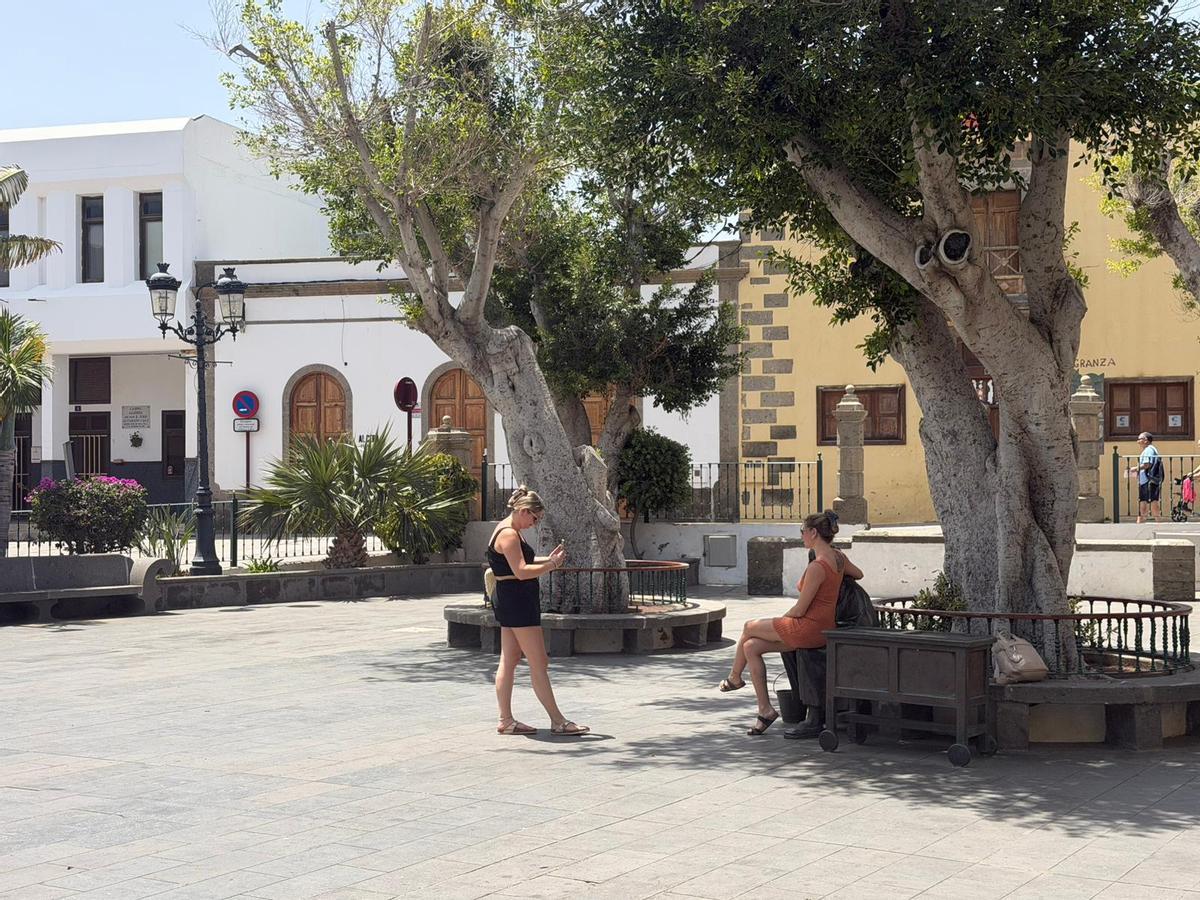 Imagen de turistas en la plaza de Nuestra Señora del Rosario de Agüimes.