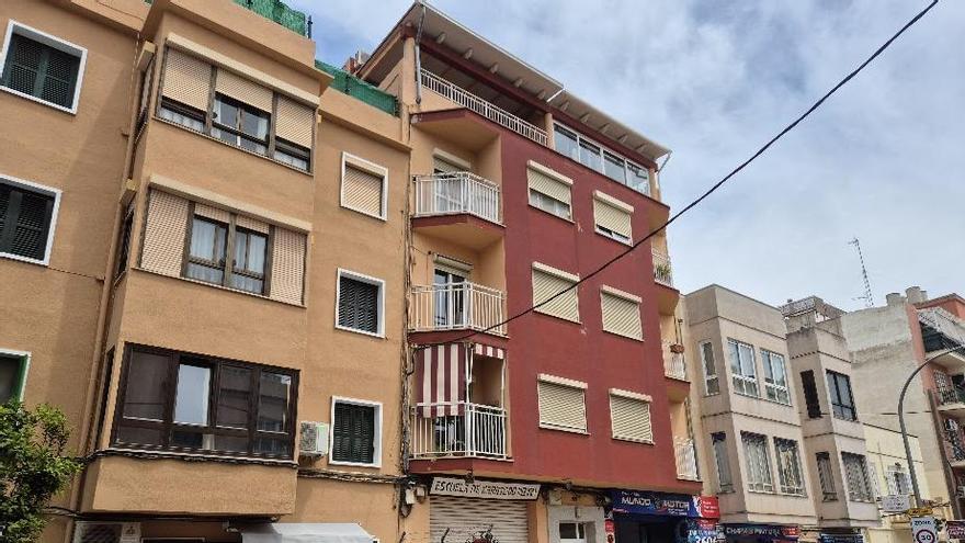 Edificio desde el que se precipitó un hombre cuando intentaba recuperar su teléfono móvil.