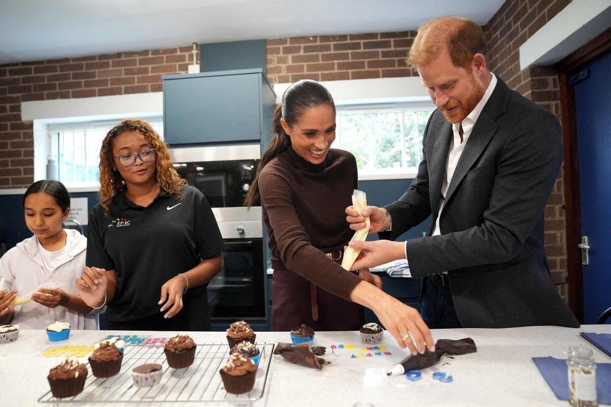 El príncipe Harry y su mujer, Meghan Markle, durante su visita a Epic Partners en Nottingham, este 15 de octubre.