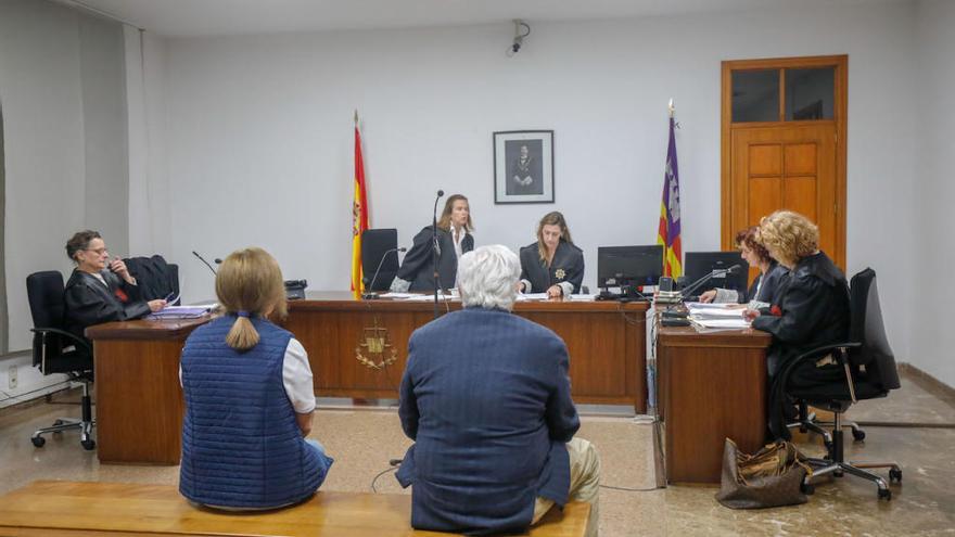 Mariano de EspaÃ±a y Sonia Valenzuela durante el juicio.