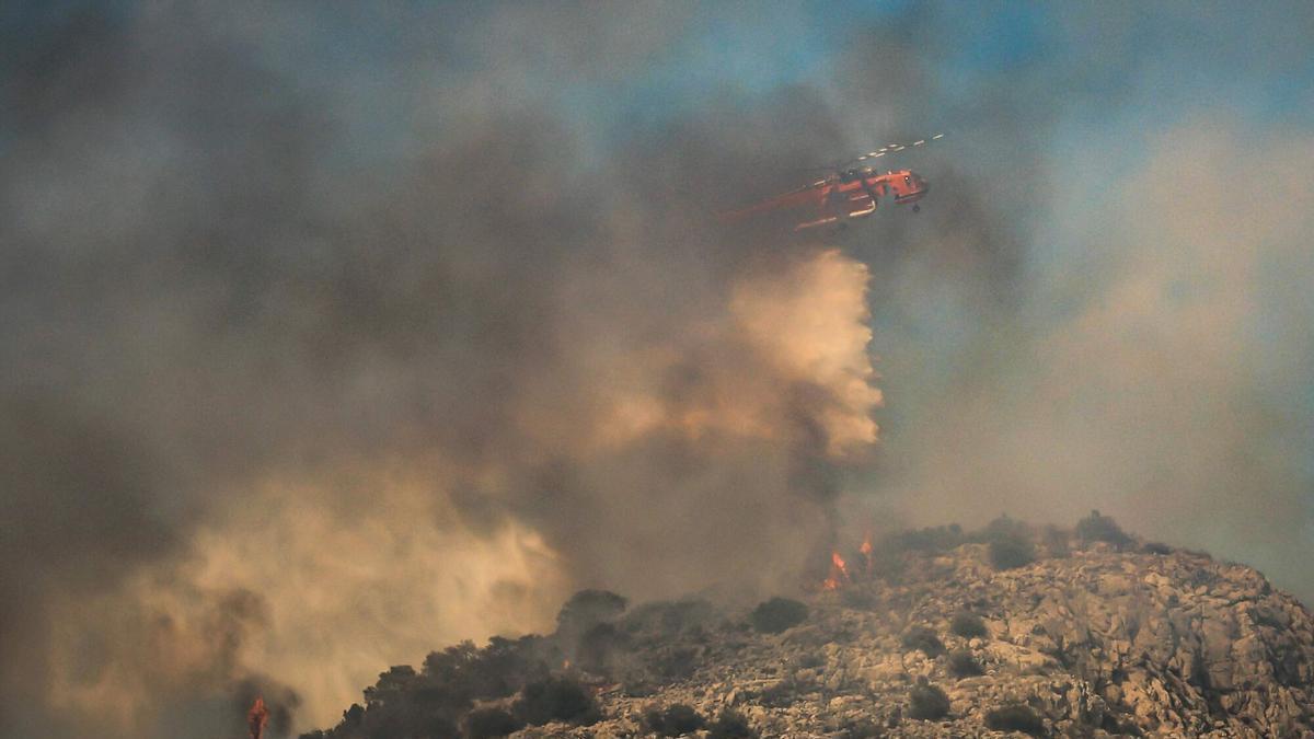 Dos incendios en la isla griega de Salamina, cerca de Atenas, en una imagen del 16 de agosto de 2026