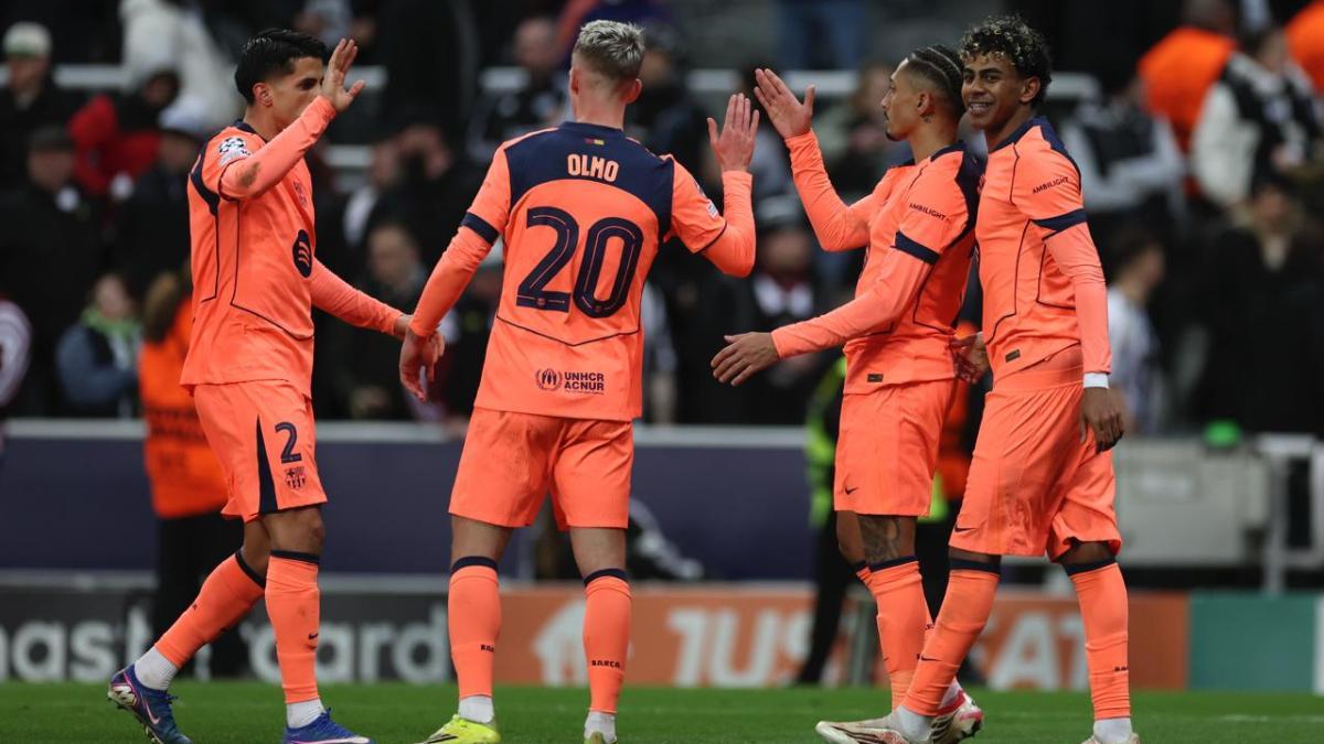 Los jugadores del Barça celebran el empate en Newcastle